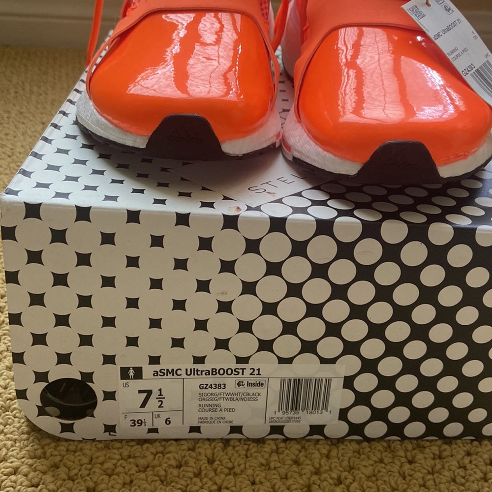 Adidas UltraBOOST (Adidas by Stella McCartney